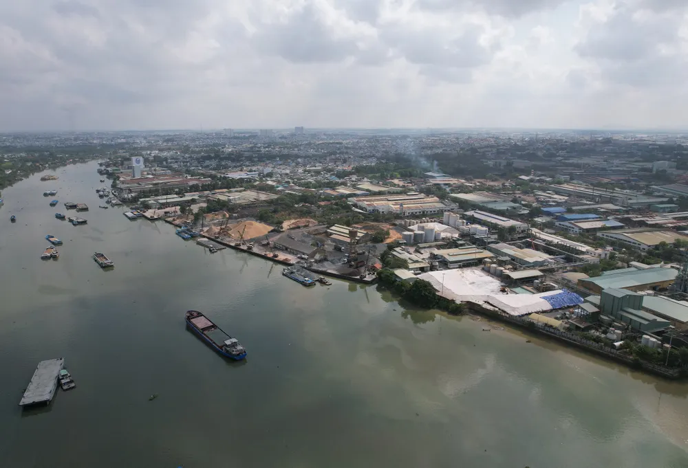 Một góc KCN Biên Hòa 1 được bao bọc bởi dòng sông Cái hiền hòa sẽ chuyển đổi thành khu đô thị thương mại - dịch vụ nhằm tạo điểm nhấn cảnh quan cho đô thị Biên Hòa cũng như giảm thiểu ô nhiễm môi trường nước, bảo vệ nguồn nước sông Đồng Nai. Một góc KCN Biên Hòa 1 được bao bọc bởi dòng sông Cái hiền hòa sẽ chuyển đổi thành khu đô thị thương mại - dịch vụ nhằm tạo điểm nhấn cảnh quan cho đô thị Biên Hòa cũng như giảm thiểu ô nhiễm môi trường nước, bảo vệ nguồn nước sông Đồng Nai.