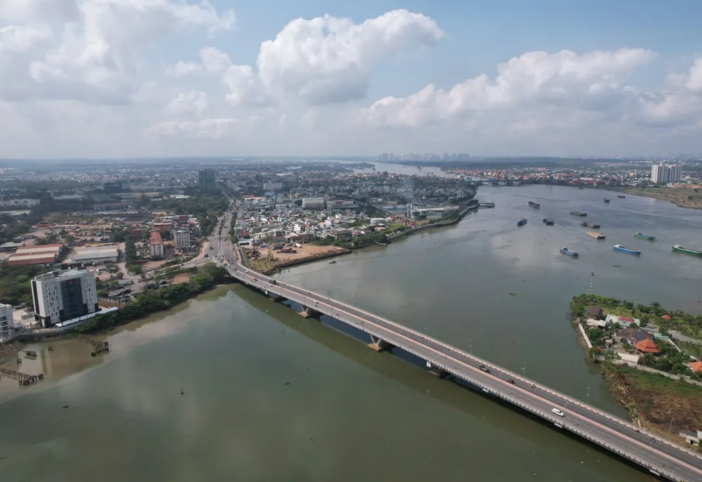 Theo đó, khu Trung tâm hành chính - Chính trị của tỉnh Đồng Nai mới được xây dựng tại KCN Biên Hòa 1 (phường An Bình, TP Biên Hòa), có vị trí đắc địa nằm phía Nam của tỉnh, ngay cửa ngõ của TP.HCM, Bình Dương thuận lợi kết nối với hệ thống giao thông, gồm Quốc lộ 51, tuyến Metro Bến Thành - Suối Tiên, gắn với đường sắt nhẹ của TP Biên Hòa. Theo đó, khu Trung tâm hành chính - Chính trị của tỉnh Đồng Nai mới được xây dựng tại KCN Biên Hòa 1 (phường An Bình, TP Biên Hòa), có vị trí đắc địa nằm phía Nam của tỉnh, ngay cửa ngõ của TP.HCM, Bình Dương thuận lợi kết nối với hệ thống giao thông, gồm Quốc lộ 51, tuyến Metro Bến Thành - Suối Tiên, gắn với đường sắt nhẹ của TP Biên Hòa.