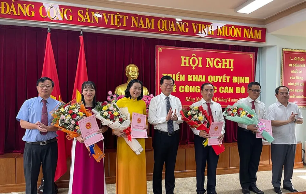 Thường trực Tỉnh ủy và lãnh đạo các đơn vị, địa phương chúc mừng các đồng chí nhận quyết định về công tác cán bộ. Ảnh Phương Hằng - BĐN. Thường trực Tỉnh ủy và lãnh đạo các đơn vị, địa phương chúc mừng các đồng chí nhận quyết định về công tác cán bộ. Ảnh Phương Hằng - BĐN.