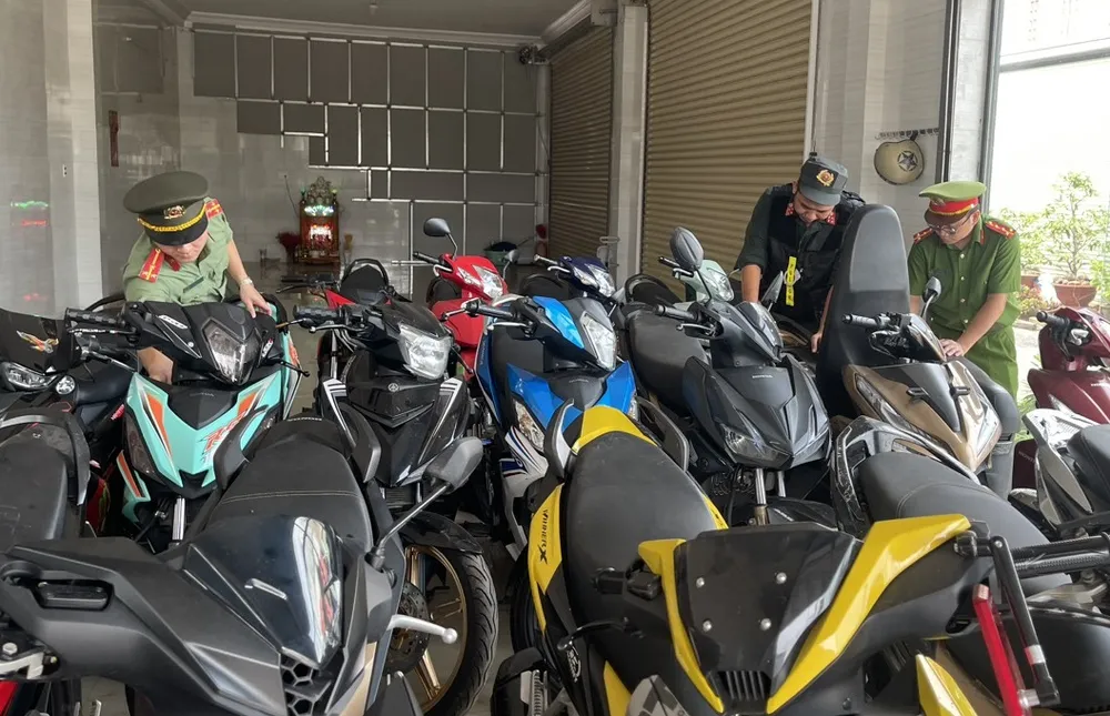 Công an được huy động cho tổng kiểm tra các dịch vụ cầm đồ ở Đồng Nai. Ảnh: VH.