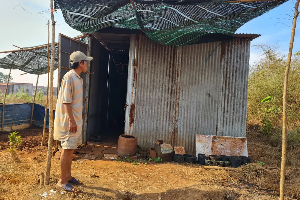 Ngay bên mép khu vực san lấp phía diện tích khu vực thu hồi giai đoạn 2 của dự án là căn nhà khoảng 20 m2 bằng tôn của ông Lê Minh Quang. Ông đã nhận tiền bồi thường đất nhưng do không có nhà, chưa được giải quyết một suất tái định cư đối với thửa đất bị thu hồi đứng tên ông. Ngay bên mép khu vực san lấp phía diện tích khu vực thu hồi giai đoạn 2 của dự án là căn nhà khoảng 20 m2 bằng tôn của ông Lê Minh Quang. Ông đã nhận tiền bồi thường đất nhưng do không có nhà, chưa được giải quyết một suất tái định cư đối với thửa đất bị thu hồi đứng tên ông.