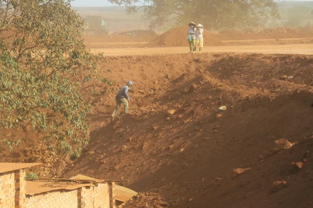 Đó là căn nhà của con gái ông Ngô Quang Hạnh (63 tuổi). Con gái ông Hạnh chưa đồng ý bàn giao mặt bằng vì cho rằng chính quyền chưa giải quyết việc bồi thường thỏa đáng. Đó là căn nhà của con gái ông Ngô Quang Hạnh (63 tuổi). Con gái ông Hạnh chưa đồng ý bàn giao mặt bằng vì cho rằng chính quyền chưa giải quyết việc bồi thường thỏa đáng.