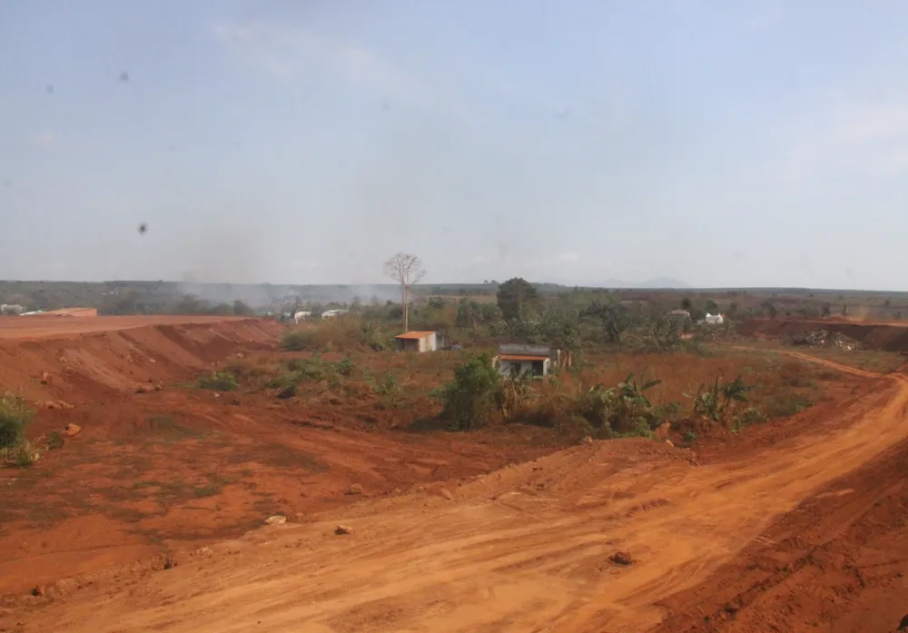 Khu vực chủ đầu tư dự án đang san lấp còn một số căn nhà sót lại. Khu vực chủ đầu tư dự án đang san lấp còn một số căn nhà sót lại.