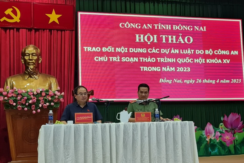 Phó bí thư Tỉnh ủy Đồng Nai, Trưởng đoàn ĐBQH tỉnh Quản Minh Cường và Thiếu tướng Nguyễn Sỹ Quang, Giám đốc Công an tỉnh Đồng Nai (phải) chủ trì hội thảo. Ảnh: VH.