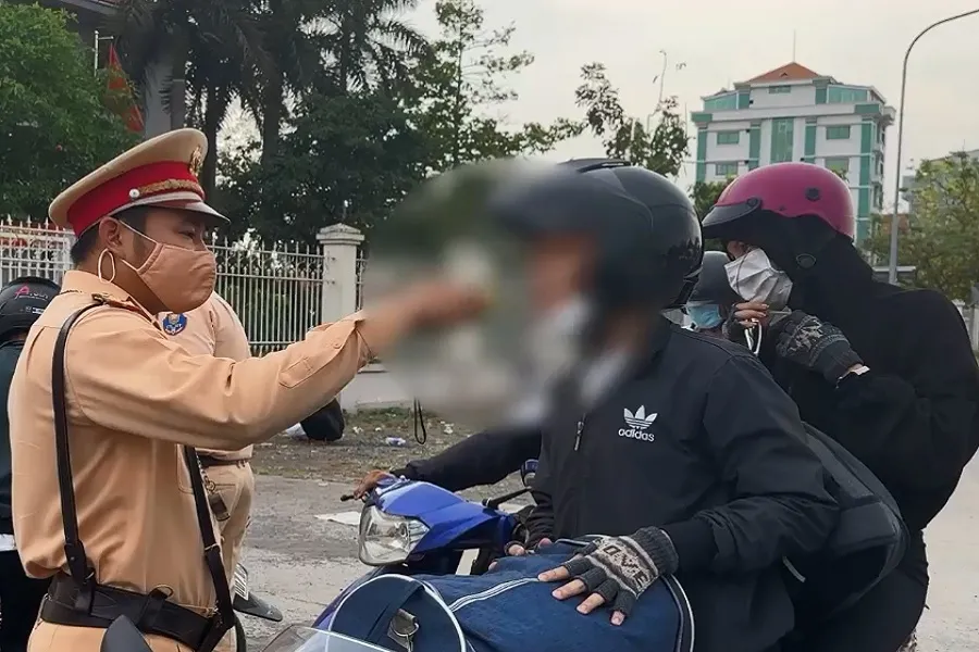 Lực lượng CSGT Công an tỉnh Đồng Nai đo nồng độ cồn người tham gia giao thông trên quốc lộ 51