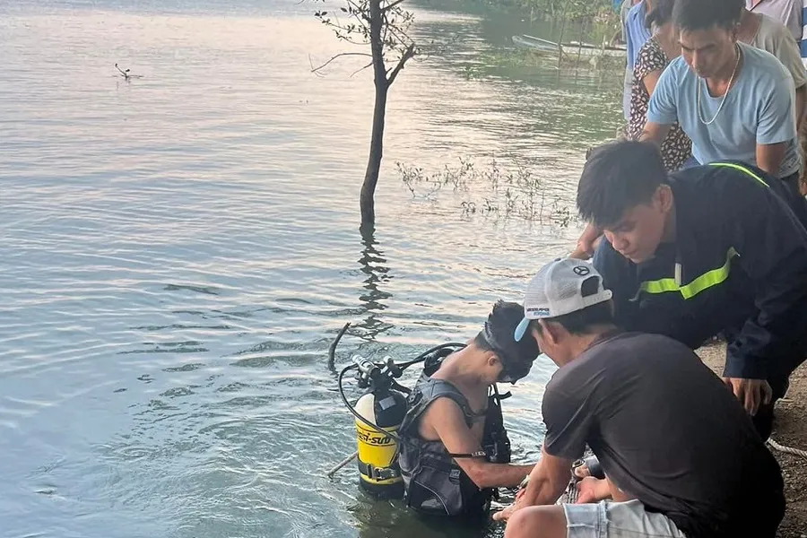 Lực lượng chức năng tìm thấy thi thể bé gái. Ảnh: CTV.