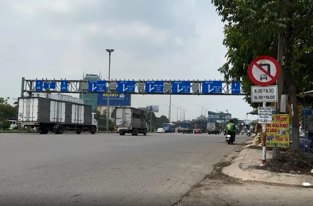 Các loại xe ô tô bị cấm rẽ trái tại ngã tư Vũng Tàu trong 2 khung giờ trong ngày: 6 giờ 30 đến 8 giờ 30 và 16 giờ 30 đến 19 giờ. Ảnh: VH. Các loại xe ô tô bị cấm rẽ trái tại ngã tư Vũng Tàu trong 2 khung giờ trong ngày: 6 giờ 30 đến 8 giờ 30 và 16 giờ 30 đến 19 giờ. Ảnh: VH.