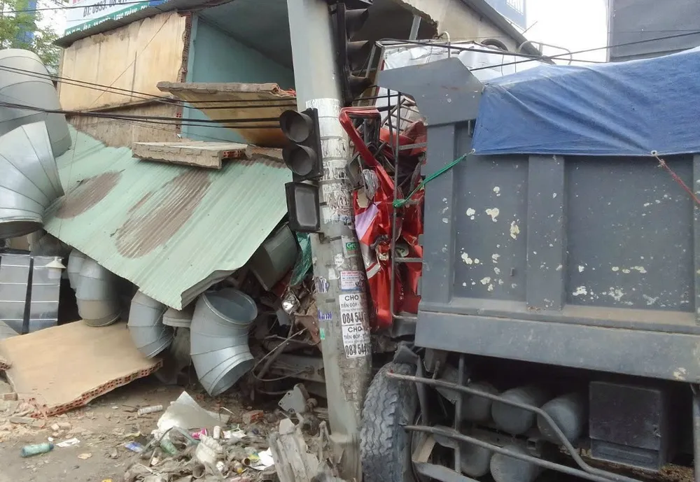 Chiếc xe tông vào nhà dân làm hư hỏng