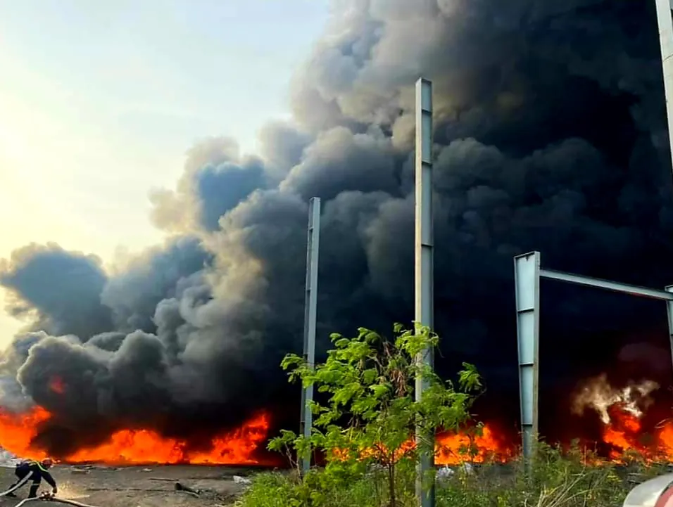 Đám cháy quá lớn khiến lực lượng PCCC rất khó khăn để dập lửa. Ảnh: CTV.