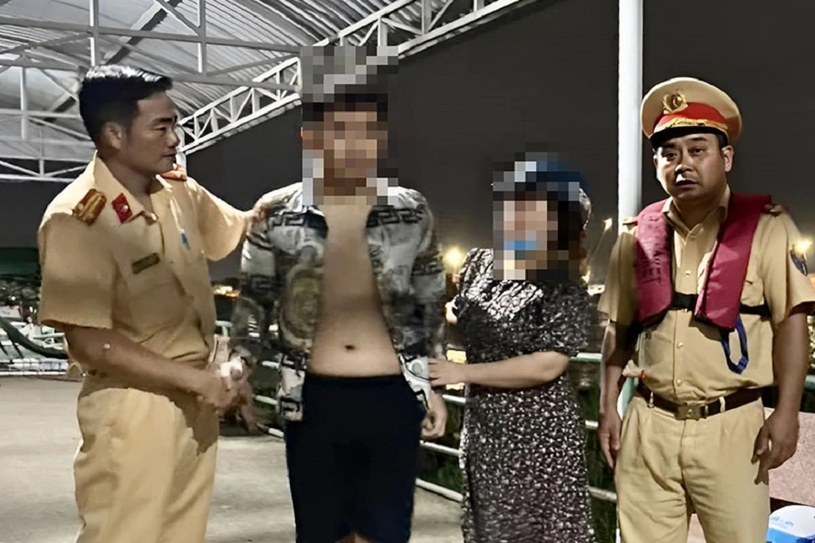 Nam thanh niên được cứu sống đưa lên bờ giao về gia đình. Ảnh: CTV.