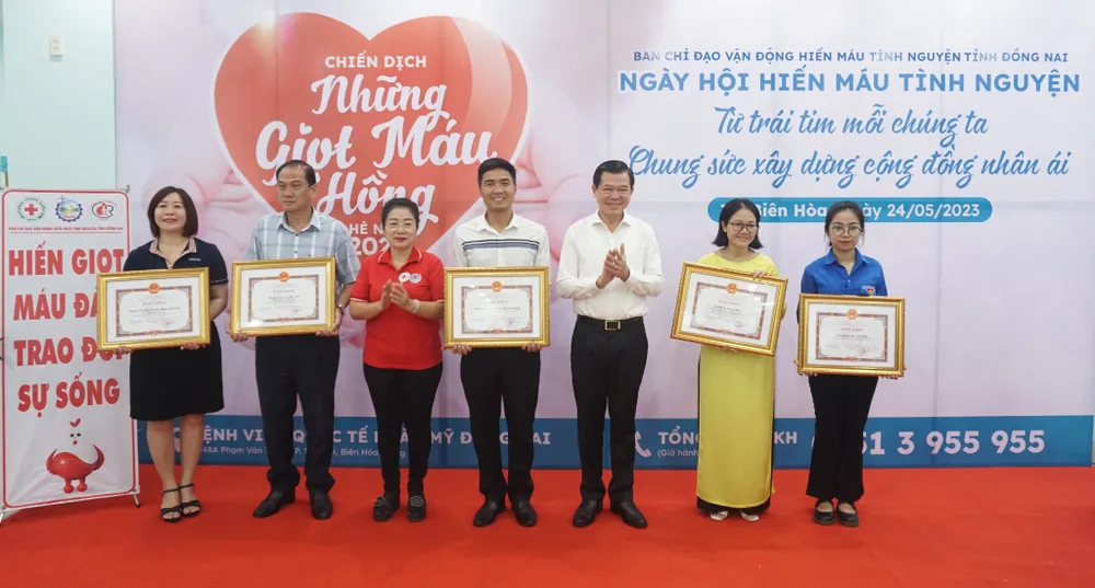 Bí thư Tỉnh ủy Nguyễn Hồng Lĩnh trao bằng khen của UBND tỉnh cho các tập thể và cá nhân có thành tích xuất sắc trong công tác vận động hiến máu tình nguyện năm 2022.Ảnh: VH.