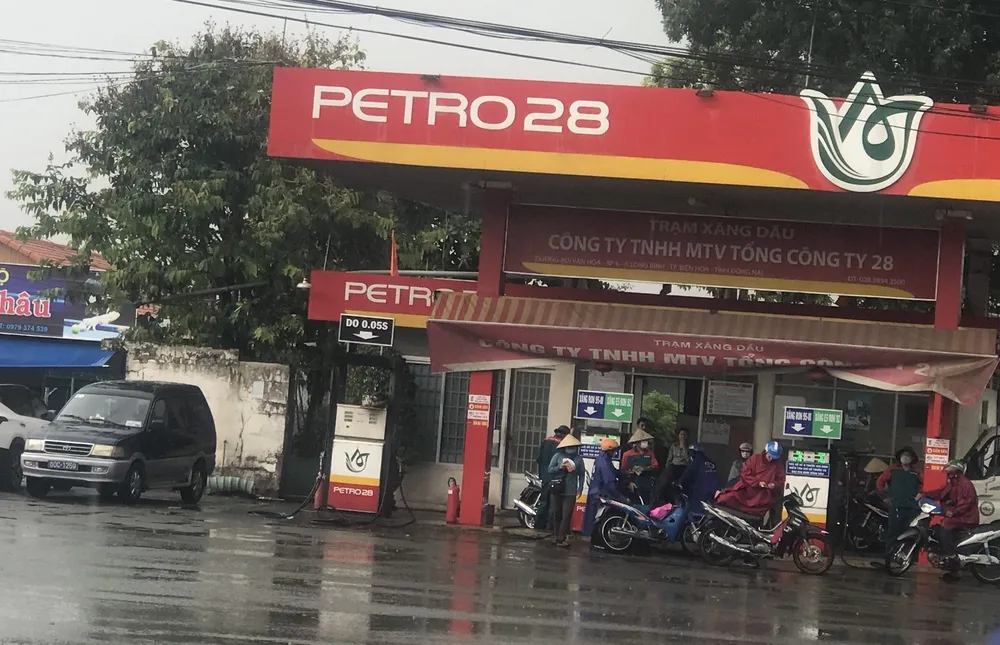 Lực lượng chức năng có mặt tại cây xăng dầu Công ty TNHH MTV Tổng công ty 28 ở đường Bùi Văn Hòa, TP Biên Hòa để tiến hành làm việc. Ảnh: VH