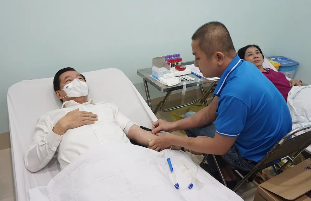 Bí thư Tỉnh ủy Nguyễn Hồng Lĩnh hiến máu trong chiến dịch Những giọt máu hồng hè 2023. Ảnh: VH.