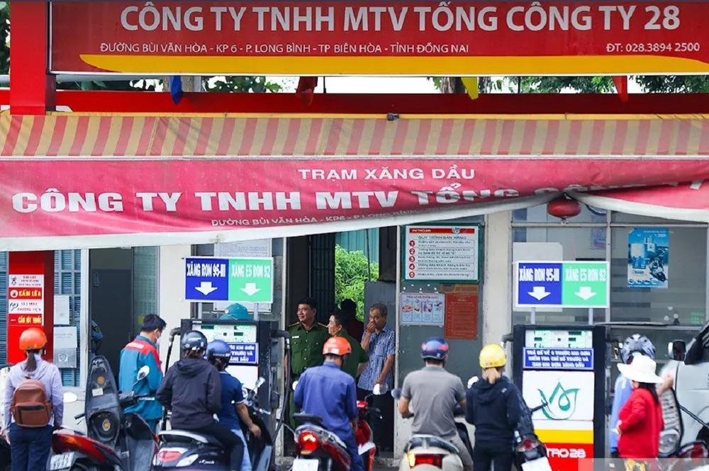 Lực lượng công an cũng có mặt cùng đoàn kiểm tra. Ảnh: VH. Lực lượng công an cũng có mặt cùng đoàn kiểm tra. Ảnh: VH.