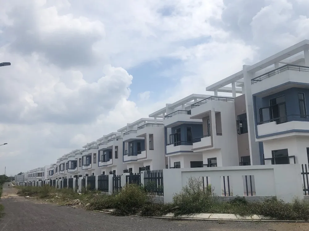 Đến thời điểm thanh tra, Công ty LDG đã ký hợp đồng nguyên tắc mua bán nhà với 60 khách hàng, tổng số tiền hơn 132 tỉ đồng. Các khách hàng đã thanh toán cho công ty từ 25 - 95% giá trị hợp đồng, 7 hộ đang sinh sống tại dự án. Đến thời điểm thanh tra, Công ty LDG đã ký hợp đồng nguyên tắc mua bán nhà với 60 khách hàng, tổng số tiền hơn 132 tỉ đồng. Các khách hàng đã thanh toán cho công ty từ 25 - 95% giá trị hợp đồng, 7 hộ đang sinh sống tại dự án.