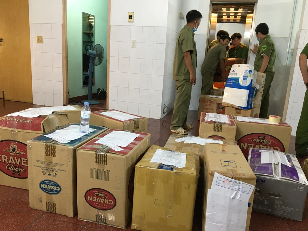 Cơ quan công an niêm phong thu giữ nhiều giấy tờ của một phòng khám Y tế trong đợt khám xét ngày 30-5. Ảnh: VH.