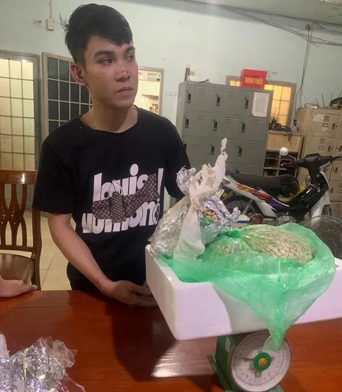 Nguyễn Xuân Thiên cùng tang vật. Ảnh: CAĐN. Nguyễn Xuân Thiên cùng tang vật. Ảnh: CAĐN.