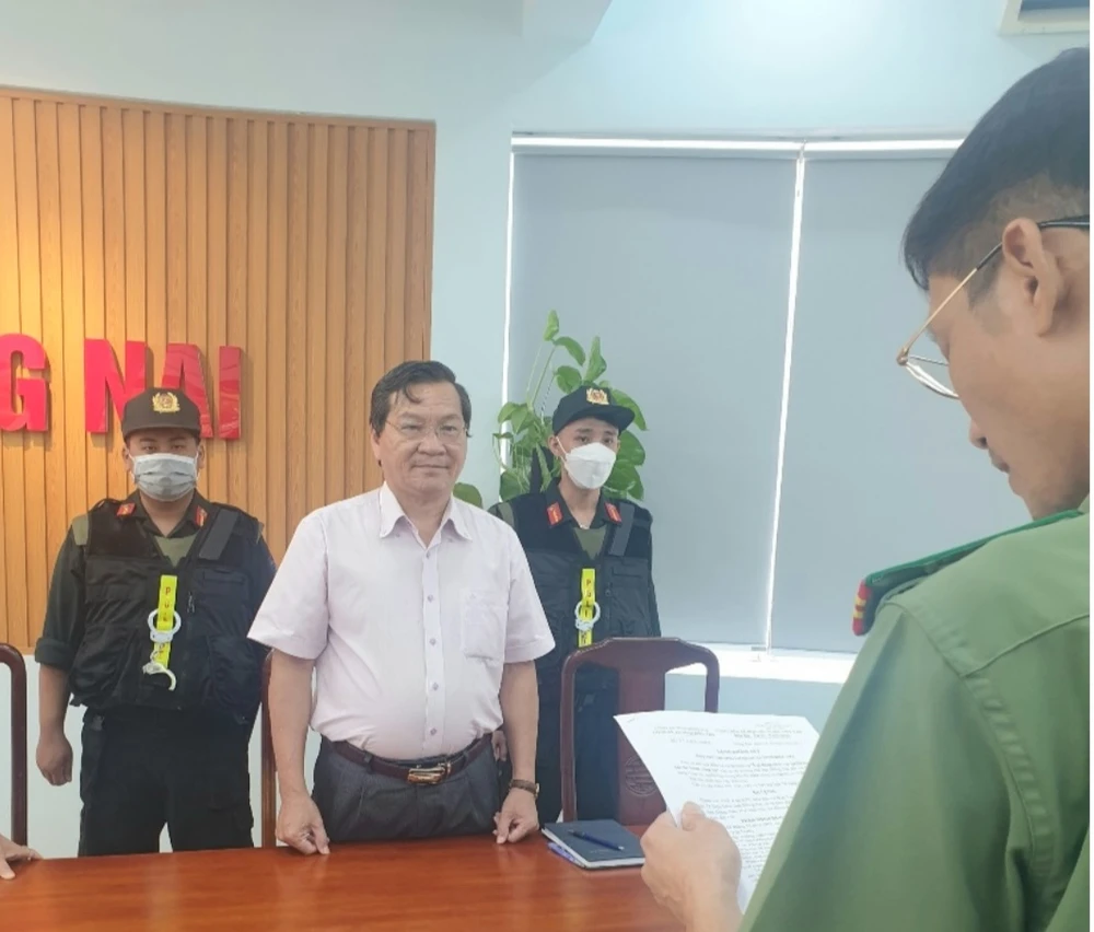 Cơ quan An ninh Công an tỉnh Đồng Nai đọc lệnh khởi tố bị can nguyên Hiệu trưởng Trường Đại học Đồng Nai. Ảnh: VH