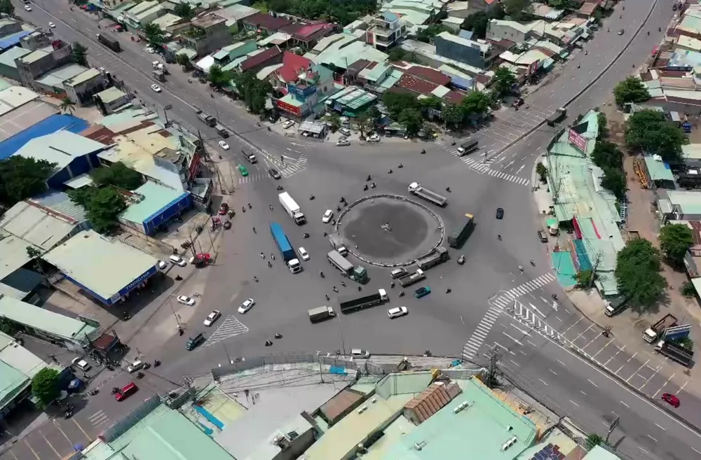 Vòng xoay Cổng 11 (TP Biên Hòa) không có đèn giao thông, các phương tiện lưu thông vào vòng xoay hỗn hợp thường xuyên xảy ra tai nạn. Ảnh: VŨ HỘI. Vòng xoay Cổng 11 (TP Biên Hòa) không có đèn giao thông, các phương tiện lưu thông vào vòng xoay hỗn hợp thường xuyên xảy ra tai nạn. Ảnh: VŨ HỘI.