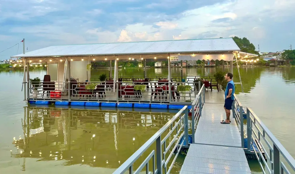 Chủ quán đã tự dựng bè nổi ra ngoài sông Cái. Ảnh: VH.