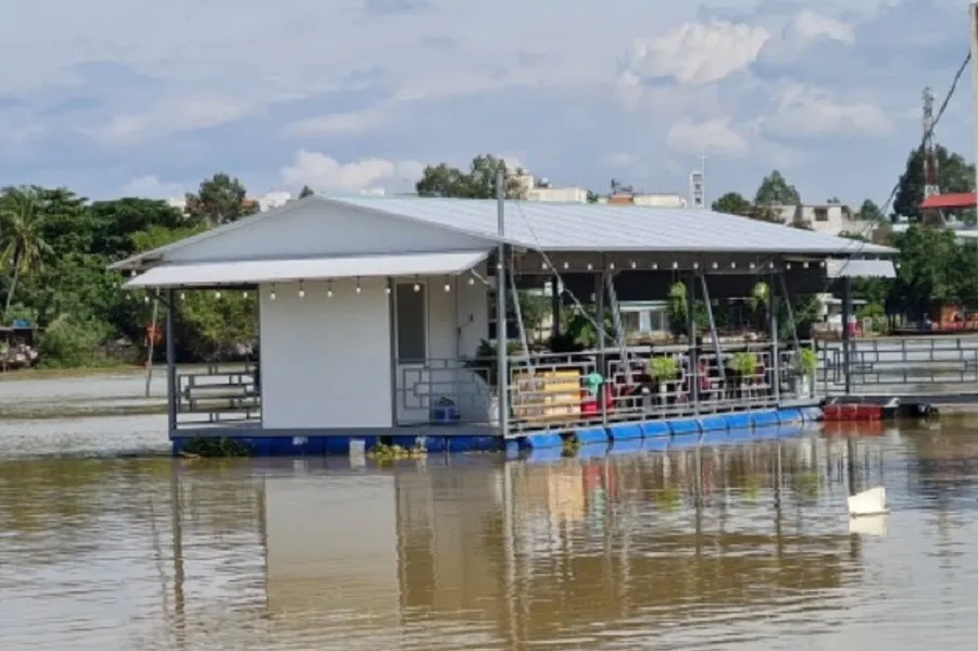 Nhà hàng xây dựng gần giữa sông Cái làm ảnh hưởng rất lớn đến giao thông đường thủy khu vực. Ảnh: VH.