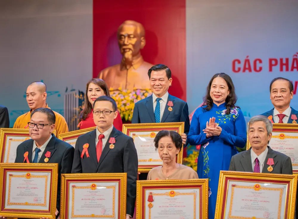 Phó chủ tịch nước Võ Thị Ánh Xuân trao Huân chương Lao động hạng Nhất, Nhì, Ba cho cá nhân. Ảnh: VH.