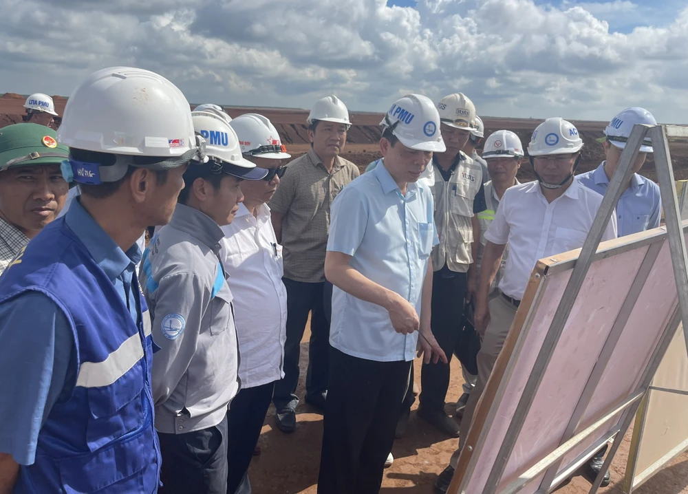 Thứ trưởng Bộ GTVT Lê Anh Tuấn trong buổi kiểm tra tiến độ xây dựng Cảng hàng không quốc tế Long Thành. Ảnh: VH