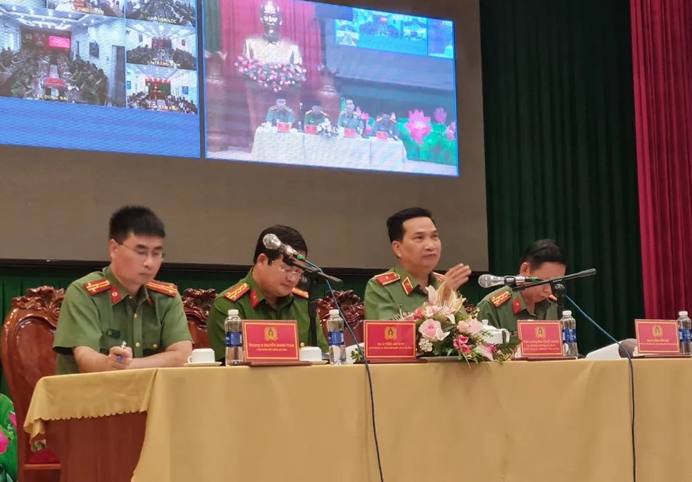 Ban giám đốc Công an tỉnh Đồng Nai dự buổi đối thoại. Ảnh: VH.