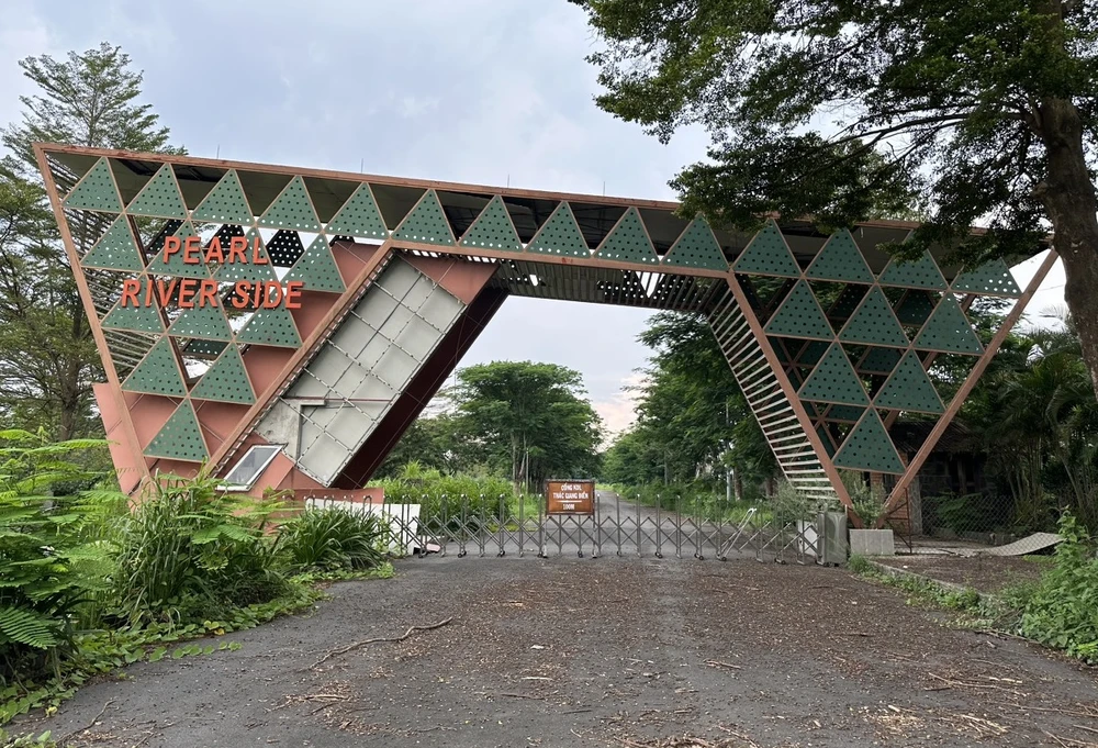 Cổng vào Khu dân cư Giang điền (khu B và Khu C). Ảnh: VH.