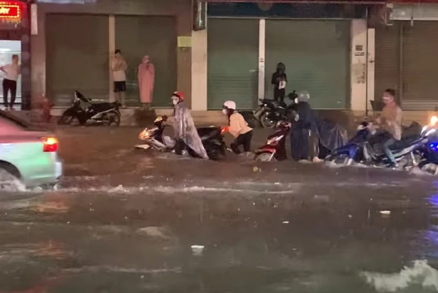 Tuyến quốc lộ 1 (đoạn trước Bệnh viện Đa khoa Thống Nhất) bị ngập sâu. Ảnh: CTV.