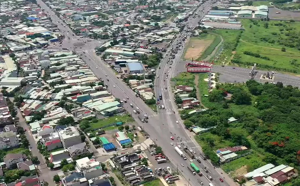 Điểm giao hai tuyến đường vào vòng xoay cổng 11 (khu vực trước cổng Sơn Tiên) là điểm đen về tai nạn giao thông trên quốc lộ 51. Ảnh: VH