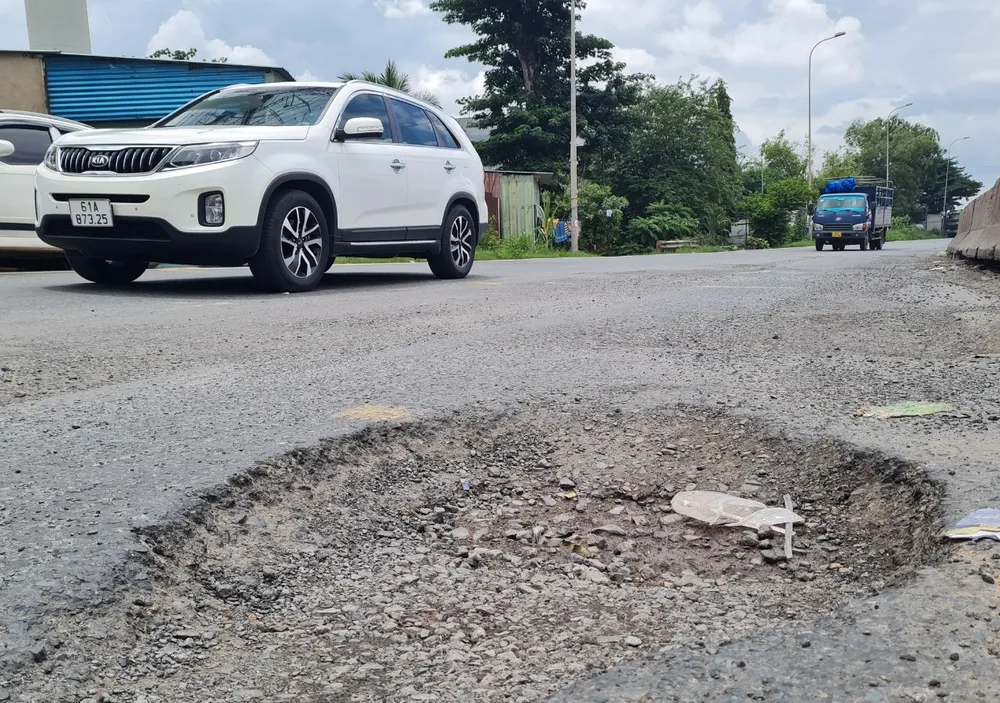 Quốc lộ 51 thường xuyên xuất hiện những ổ gà lớn gây nguy hiểm cho phương tiện tham gia giao thông. Ảnh: VH