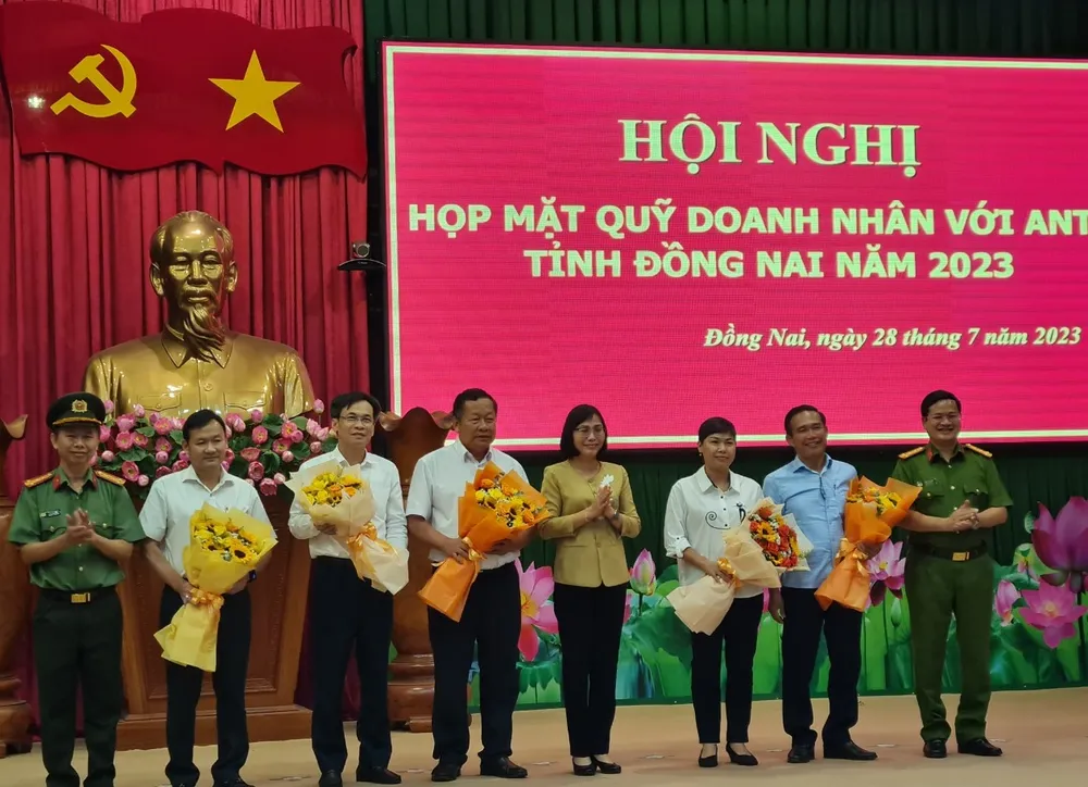 Phó Chủ tịch UBND tỉnh Đồng Nai Nguyễn Thị Hoàng tặng hoa đại diện doanh nghiệp đã đóng góp cho Quỹ doanh nhân với ANTT. Ảnh: VH. Phó Chủ tịch UBND tỉnh Đồng Nai Nguyễn Thị Hoàng tặng hoa đại diện doanh nghiệp đã đóng góp cho Quỹ doanh nhân với ANTT. Ảnh: VH.