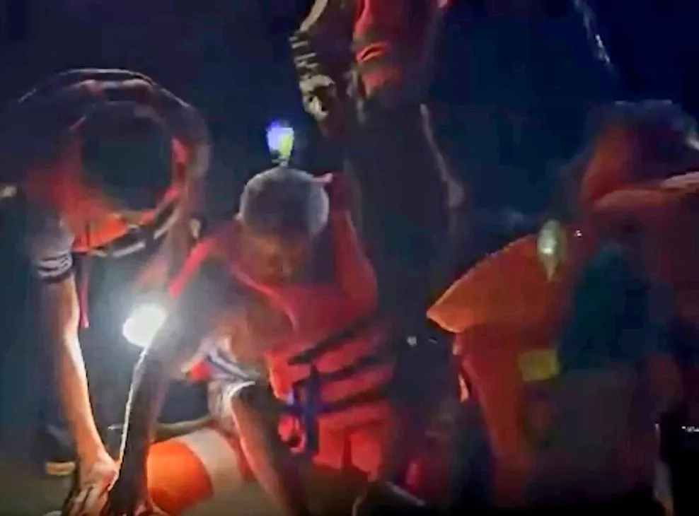 Công an huyện Định Quán đưa 2 ông cháu thoát khỏi khu vực ngập trong đêm. Ảnh: CA Công an huyện Định Quán đưa 2 ông cháu thoát khỏi khu vực ngập trong đêm. Ảnh: CA