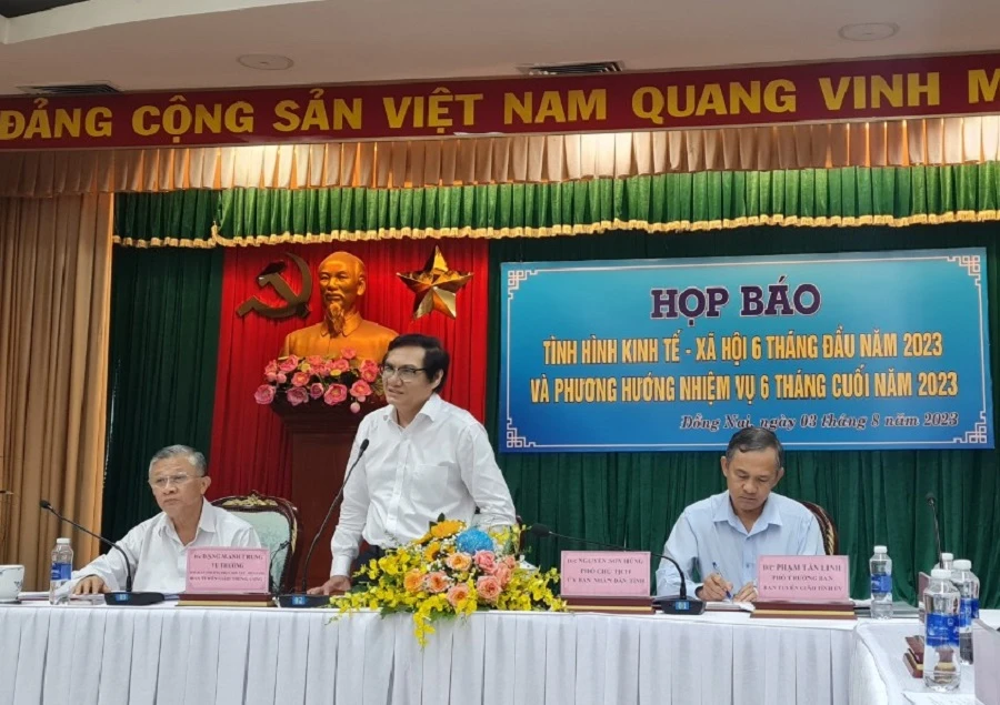 Phó chủ tịch UBND tỉnh Đồng Nai Nguyễn Sơn Hùng (đứng) trong một buổi họp báo. Ảnh: VH. báo chí.jpg