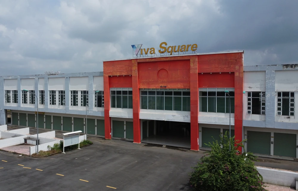 Chủ đầu tư đã hoàn thành thi công một hạng mục hạ tầng xã hội là trung tâm thương mại, hiện đang nghiệm thu đưa vào sử dụng, công viên nhưng không có người đành phải đóng cửa.