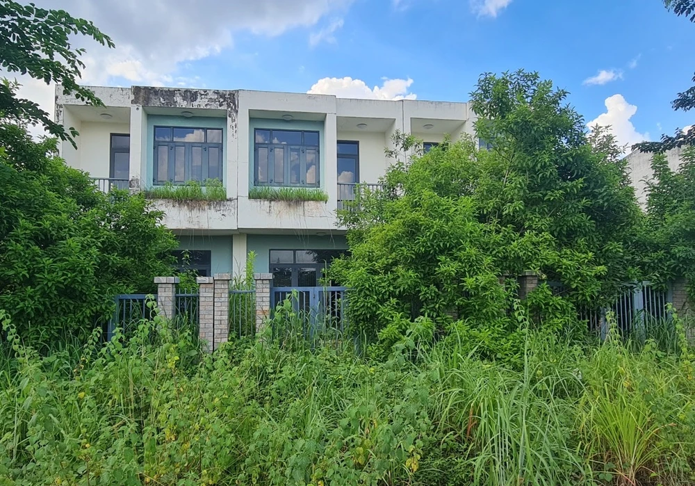 Những căn nhà bỏ hoang không người ở trong dự án bị xuống cấp, cây cỏ mọc không người dọn cắt.