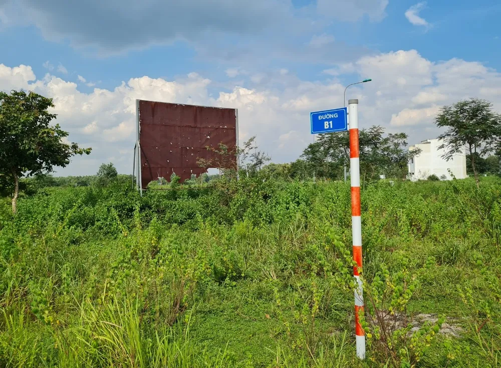 Bảng thông tin dự án rỉ sét, hư hỏng đã lâu nhưng không được thay thế.