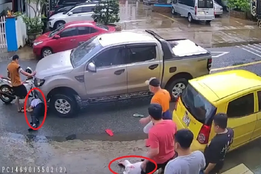 Hình ảnh nhóm 5 người đánh ba bị cáo gục ngay trên đường. Ảnh: Cắt từ Clip. Hình ảnh nhóm 5 người đánh ba bị cáo gục ngay trên đường. Ảnh: Cắt từ Clip.