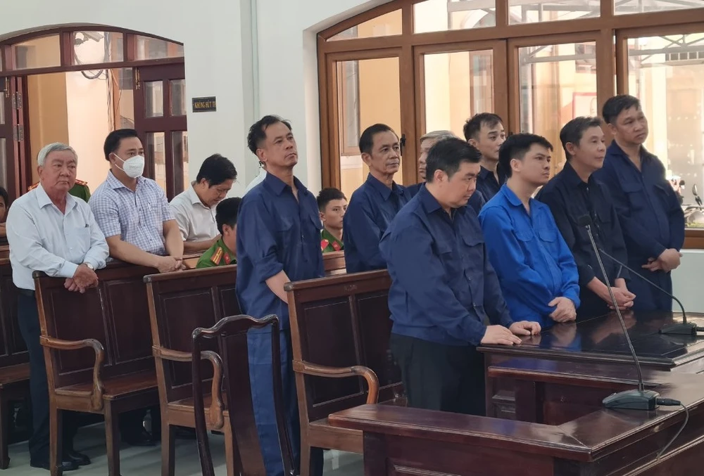 Các bị cáo nghe đại diện VKSND tỉnh Đồng Nai nêu quan điểm luận tội. Ảnh: VH
