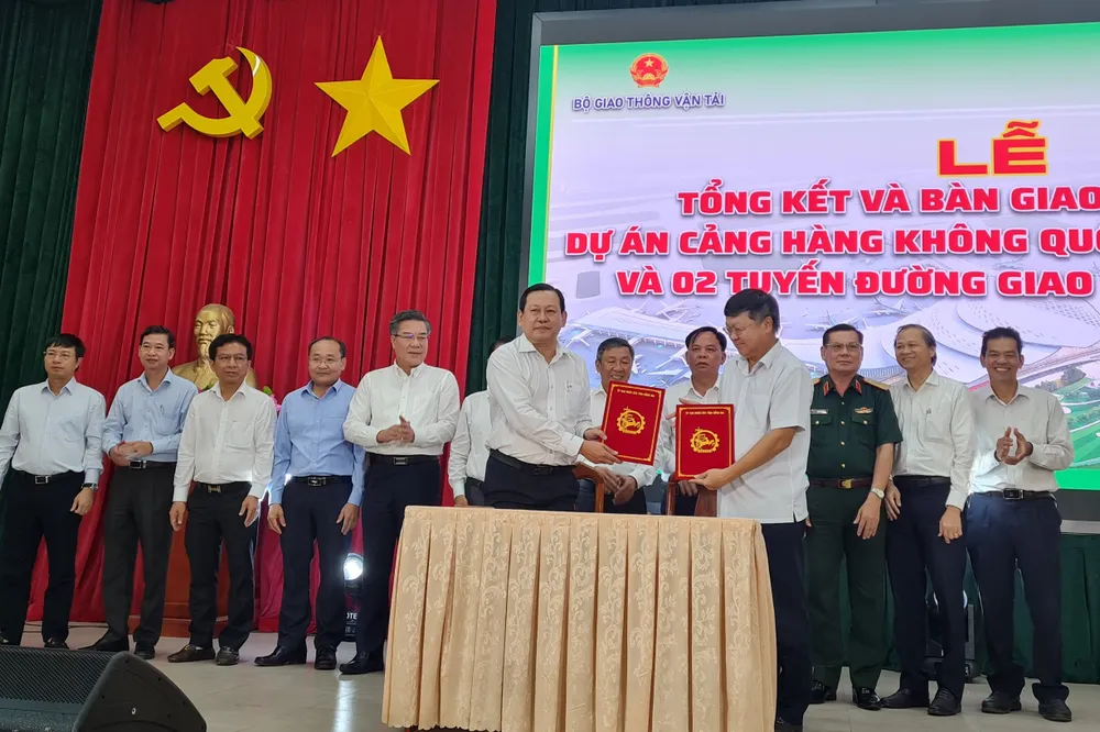 Giám đốc Sở TN&MT tỉnh Đồng Nai Đặng Minh Đức ký bàn giao mặt bằng cho đại diện Tổng công ty Cảng hàng không Việt Nam (ACV). Ảnh: VH. Giám đốc Sở TN&MT tỉnh Đồng Nai Đặng Minh Đức ký bàn giao mặt bằng cho đại diện Tổng công ty Cảng hàng không Việt Nam (ACV). Ảnh: VH.