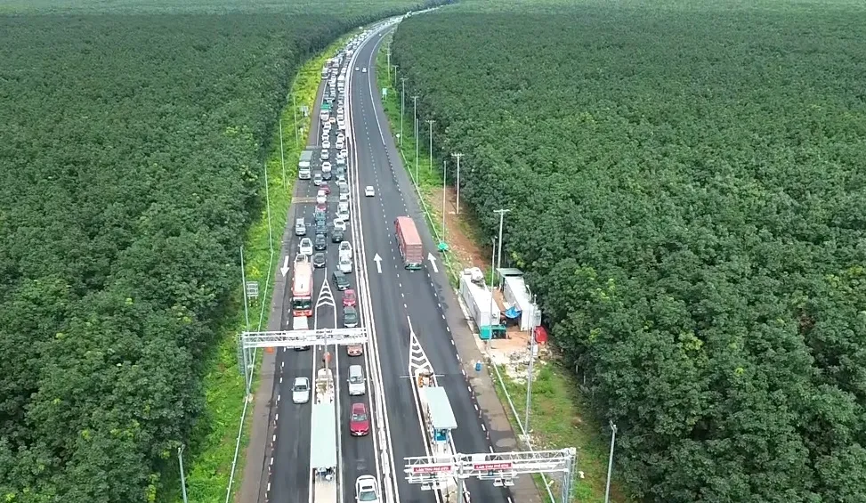 Cao tốc Phan Thiết - Dầu Giây kẹt xe nghiêm trọng. Ảnh: VH.