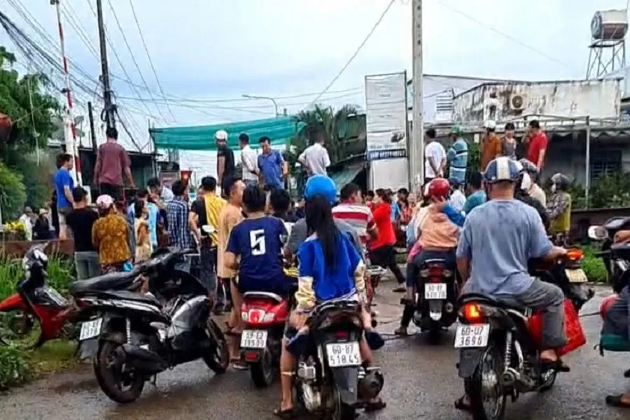 Đôi nam nữ đi xe máy qua đường ray bị tàu hỏa tông ảnh 2 Đôi nam nữ đi xe máy qua đường ray bị tàu hỏa tông ảnh 2