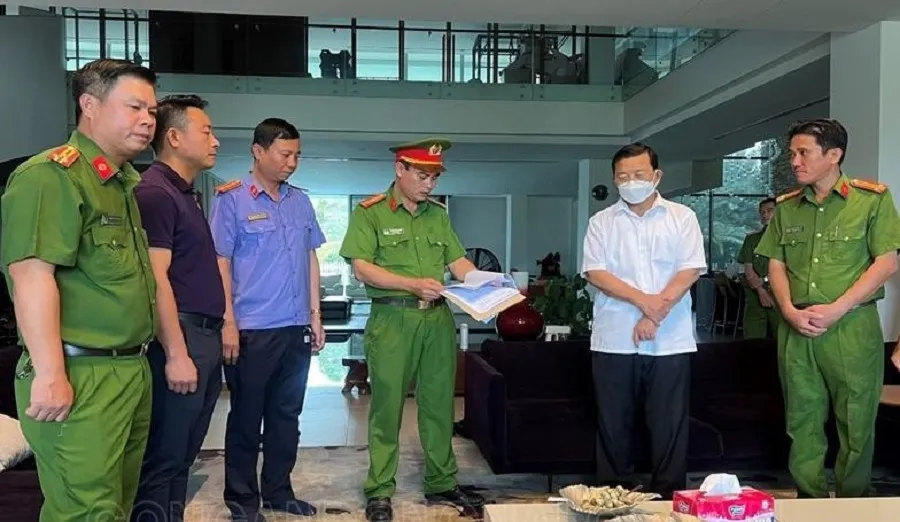 Cơ quan điều tra đọc lệnh bắt tạm giam ông Quách Văn Đức. Ảnh: CA.