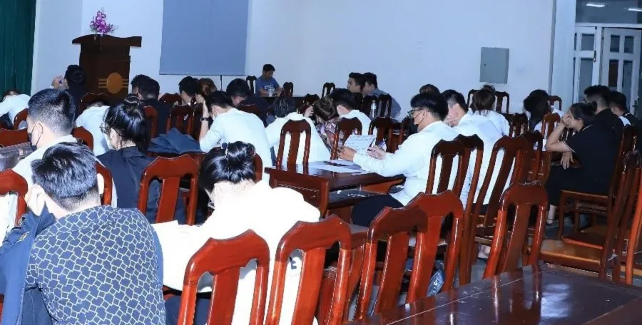 Một số nhân viên Công ty Lộc Phúc tại Cơ quan điều tra. Ảnh: CA Một số nhân viên Công ty Lộc Phúc tại Cơ quan điều tra. Ảnh: CA