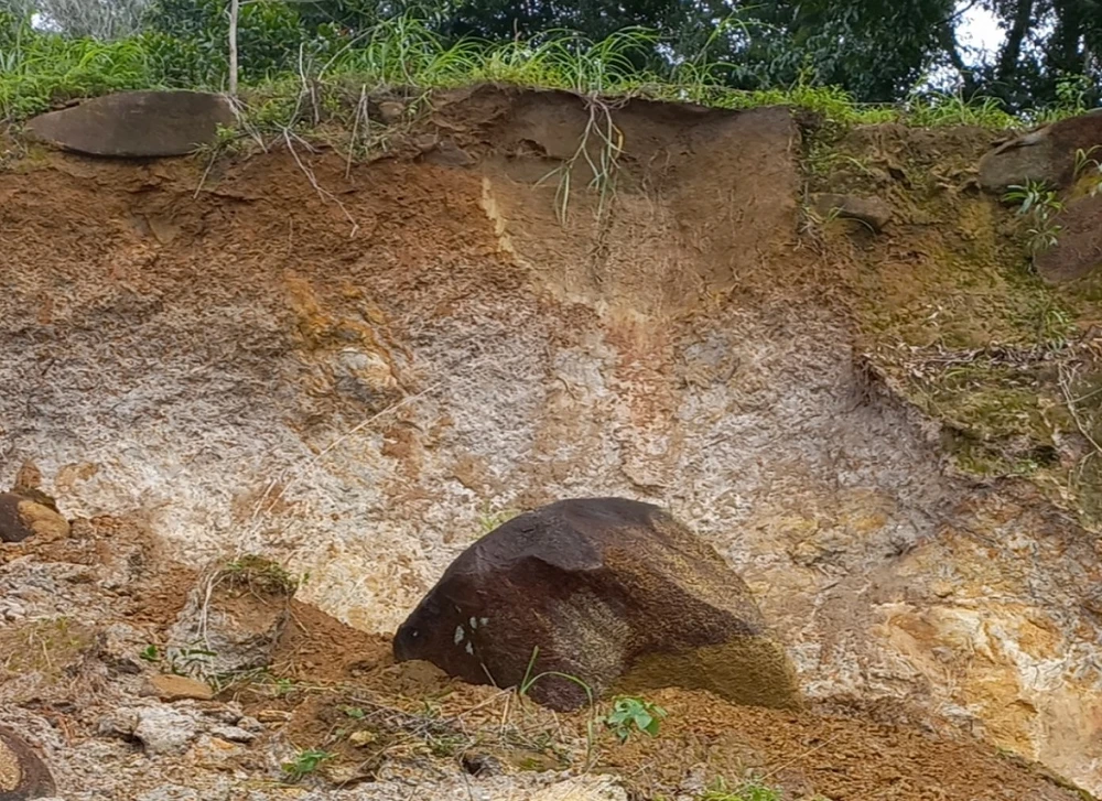 Một vị trí có nguy cơ bị sạt lở trên núi Chứa Chan. Ảnh: V.H