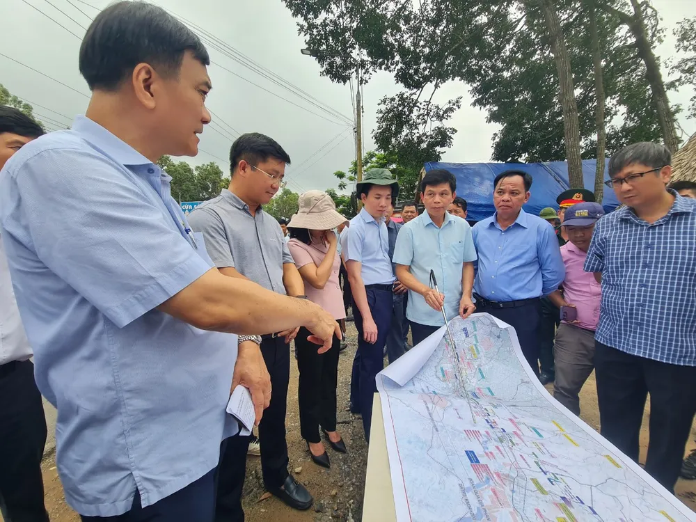 Thứ trưởng Bộ GTVT Lê Anh Tuấn, Quyền Chủ tịch UBND tỉnh Đồng Nai Võ Tấn Đức báo cáo với Chủ nhiệm Ủy Ban Kinh tế Quốc hội Vũ Hồng Thanh về dự án đường cao tốc Biên Hòa - Vũng Tàu. Ảnh: VH