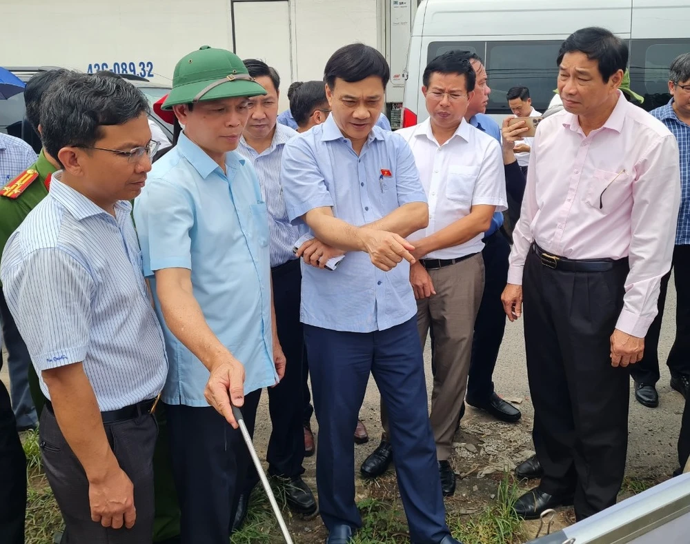 Ông Vũ Hồng Thanh, Chủ nhiệm Ủy Ban Kinh tế Quốc hội nghe báo cáo đường kết nối T1, T2 dự án Sân bay Long Thành. Ảnh: VH.