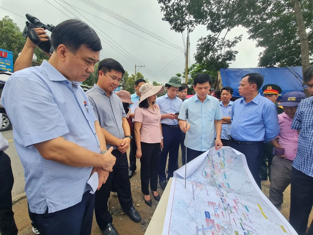 Thứ trưởng Bộ GTVT Lê Anh Tuấn báo cáo với Đoàn UBKT Quốc hội về dự án đường cao tốc Biên Hòa - Vũng Tàu. Ảnh: VH.