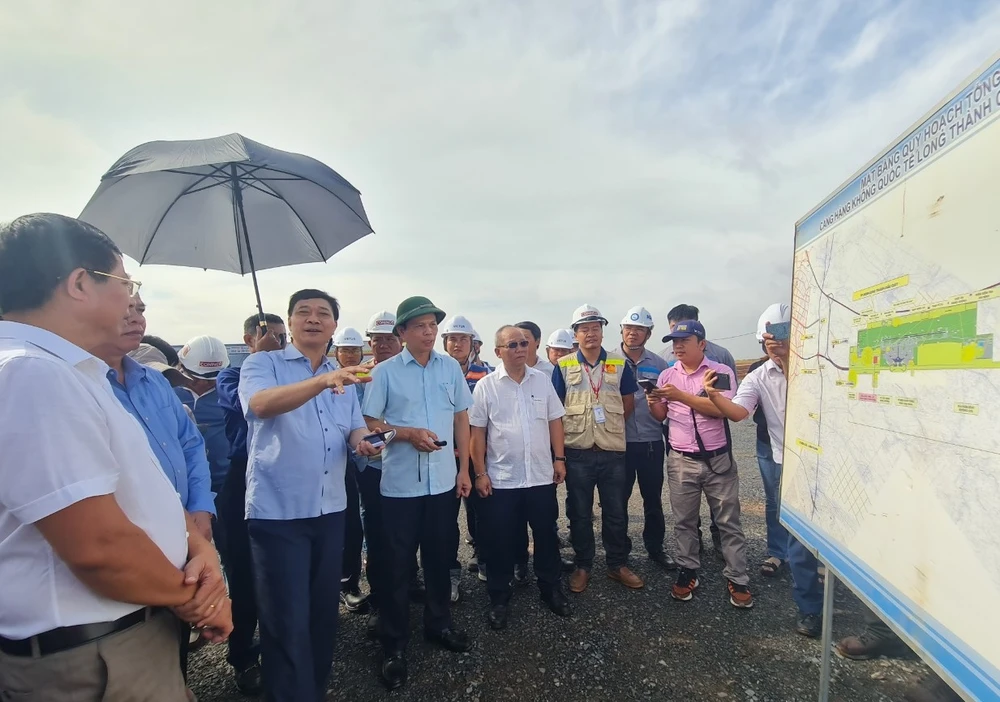 Ông Vũ Hồng Thanh, Chủ nhiệm Ủy Ban Kinh tế Quốc hội dẫn đầu đoàn công tác kiểm tra dự án Cảng hàng không quốc tế Long Thành. Ảnh: VH.